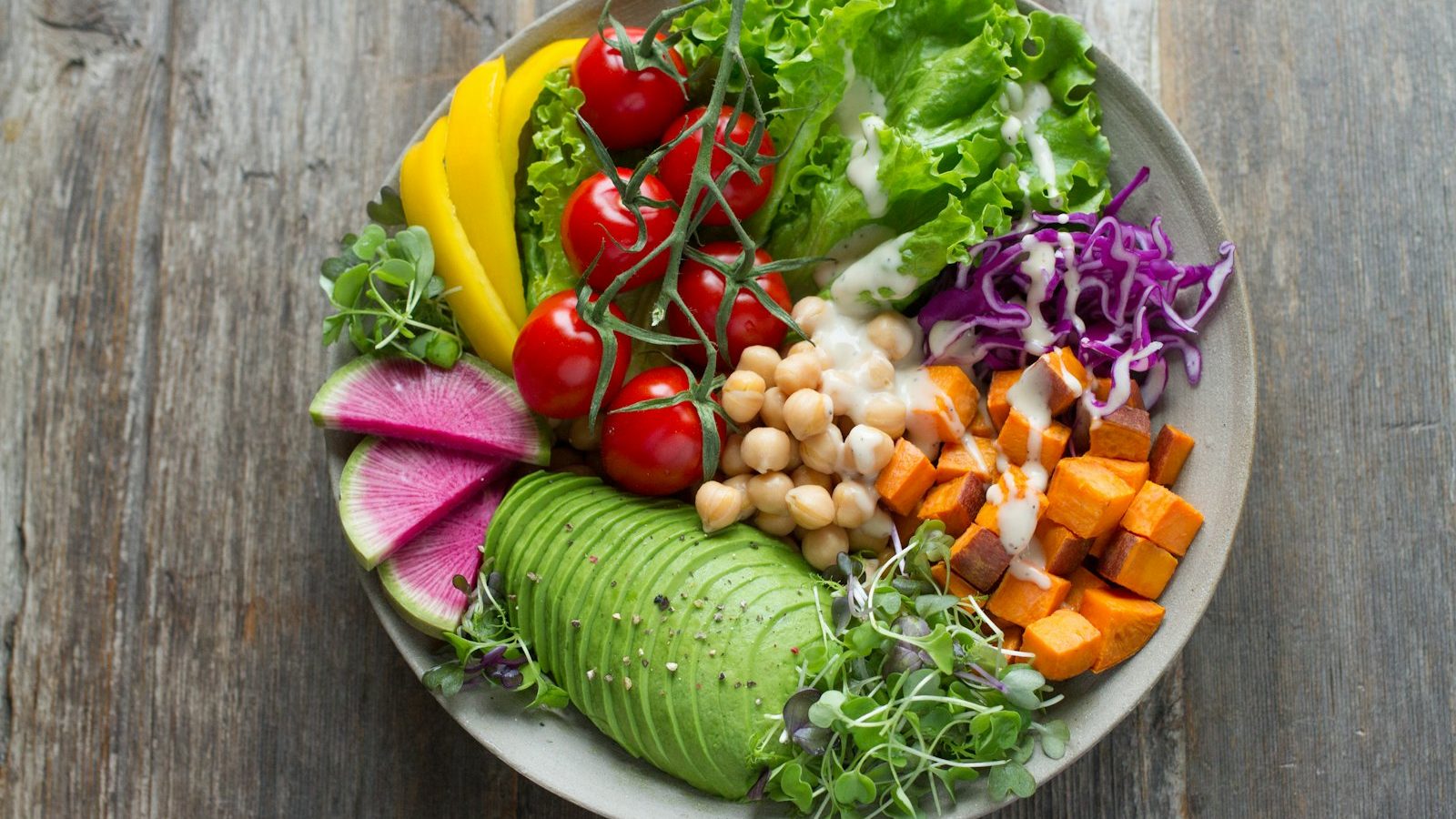 Colourful salad bowl supporting thyroid-friendly eating