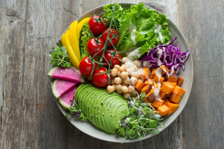 Colourful salad bowl supporting thyroid-friendly eating